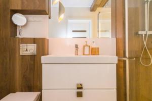 Koupelna v ubytování Sun House Apartment + free parking + 13 fotografií