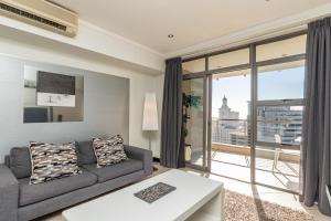 ITC Icon Two bedroom Apartment with lovely balcony tesisinde bir oturma alanı