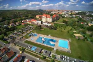 Bazén v ubytování VÁŠ SKLEP - vinný sklep a penzion nebo v jeho okolí