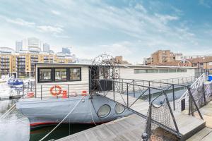 Stunning 5-bed boathouse on the River Thames in East London