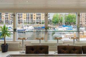 Foto de la galería de Stunning houseboat with sauna en Londres