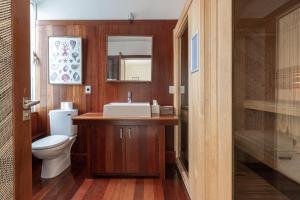 Ванна кімната в Stunning houseboat with sauna