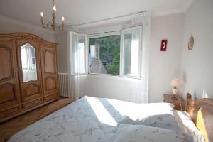 Schlafzimmer mit einem Bett und einem Fenster in der Unterkunft La Mouette in Cancale