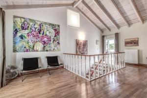 una habitación con una escalera y un cuadro en la pared en Corfu House of Art Suite - Anemomylos, en Anemómylos