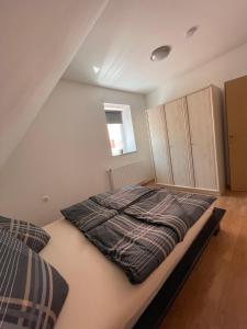 een slaapkamer met een groot bed in een kamer bij TM Apartments in Straß in Steiermark
