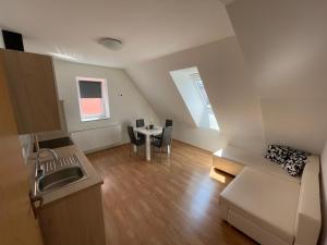 een klein appartement met een keuken en een tafel bij TM Apartments in Straß in Steiermark