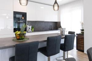 Kuchyň nebo kuchyňský kout v ubytování Villa Supernus with Heated Pool