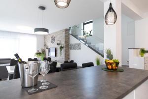 Kuchyň nebo kuchyňský kout v ubytování Villa Supernus with Heated Pool