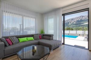 Bazén v ubytování Villa Supernus with Heated Pool nebo v jeho okolí