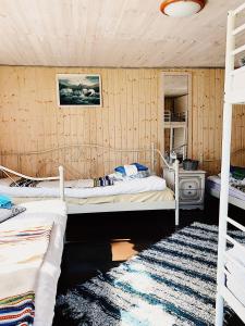 Un pat sau paturi într-o cameră la Kihnu home - Sepa talu
