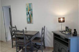 einen Esstisch mit 2 Stühlen und einer Lampe in der Unterkunft Confortable 3 pièces très bien placé centre ville in Antibes