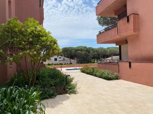 Zahrada ubytování Apartamento con piscina en LLAFRANC