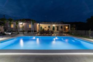uma piscina num quintal à noite em Villa Ante em Marina