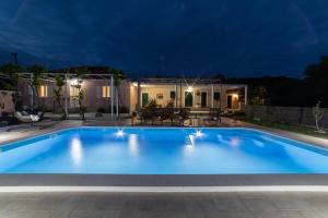 Bazén v ubytování Villa Terra with heated pool nebo v jeho okolí