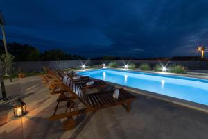 Bazén v ubytování Villa Terra with heated pool nebo v jeho okolí