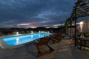 Bazén v ubytování Villa Terra with heated pool nebo v jeho okolí