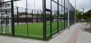 Instalaciones para jugar a tenis o squash en Luka & Eka o alrededores