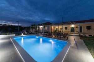 Bazén v ubytování Villa Terra with heated pool nebo v jeho okolí