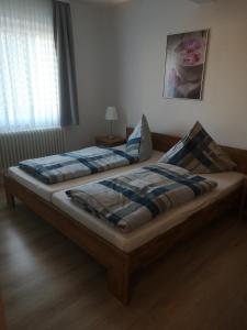Ein Bett oder Betten in einem Zimmer der Unterkunft Gasthaus zur Krone