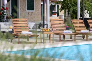 Bazén v ubytování Villa Terra with heated pool nebo v jeho okolí