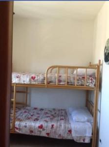 Łóżko lub łóżka piętrowe w pokoju w obiekcie Casa vacanze Mamma Rosa