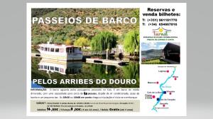 un cartel de un barco en un río con un mapa en Moradias Douro Internacional en Freixo de Espada à Cinta