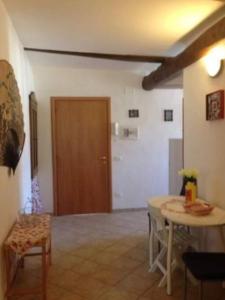salon ze stołem i drewnianymi drzwiami w obiekcie Casa vacanze Mamma Rosa w mieście Canale Monterano