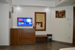 TV a/nebo společenská místnost v ubytování Royal Inn Residence