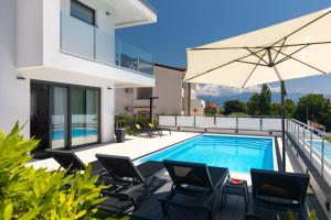 Bazén v ubytování Villa Supernus with Heated Pool nebo v jeho okolí