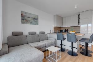 a living room with a couch and a kitchen at Apartman Elite in Makarska