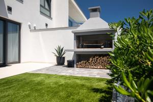 Zahrada ubytování Villa Supernus with Heated Pool
