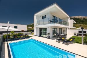Bazén v ubytování Villa Supernus with Heated Pool nebo v jeho okolí