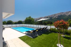Bazén v ubytování Villa Supernus with Heated Pool nebo v jeho okolí