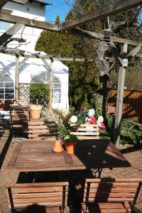 einen Holztisch mit Topfpflanzen auf einer Terrasse in der Unterkunft Gasthaus zur Krone in Feilbingert