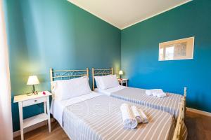 Un pat sau paturi într-o cameră la House Marcella Suites - Near the Beach