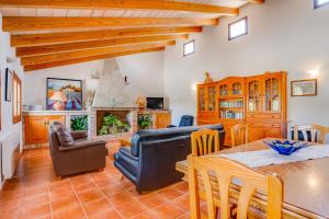 sala de estar con mesa y sofá en Villa LORENZO ALCUDIA en Alcudia