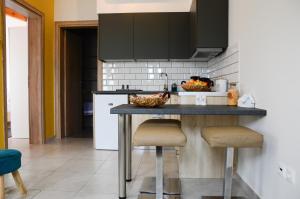 Deus Apartments_ Athens Airport tesisinde mutfak veya mini mutfak