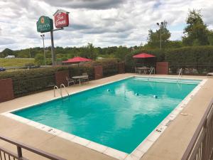 a swimming pool at a hotel with a restaurant at La Quinta by Wyndham Festus - St. Louis South in Festus