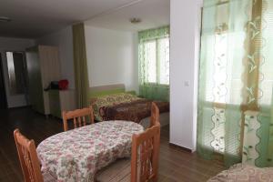 ein Esszimmer mit einem Tisch, einem Tisch und Stühlen in der Unterkunft Apartments in Lotos Complex in Kranewo
