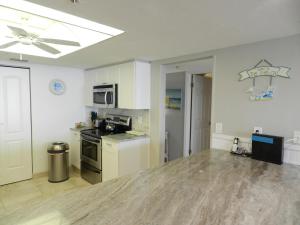 una cocina con una gran mesa de madera en una habitación en Vacation in Comfort and luxury - "THE SHERWIN" Oceanfront Condominium 906, en Daytona Beach Shores 31 fotos más