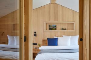リーツラーンにあるSpycher - Chalets für 2の木製の壁の部屋にベッドが2つある