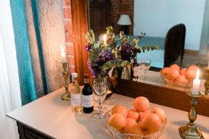 einen Tisch mit Flaschen Wein und eine Schale Eier in der Unterkunft Pałac Wielka Wieś - "Pałac pod Dębem" in Główczyce
