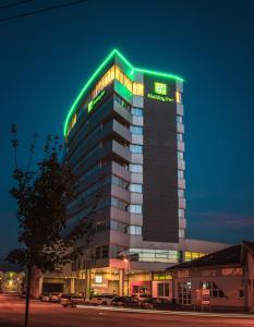 un edificio con una señal encendida encima en Holiday Inn Zilina, an IHG Hotel en Žilina
