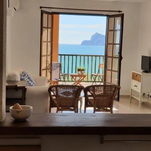Una sala de estar con vista al mar. en Can Mascarat, en Altea