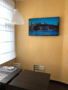 una sala da pranzo con tavolo e una foto appesa al muro di Hotel Alverì a Mestre