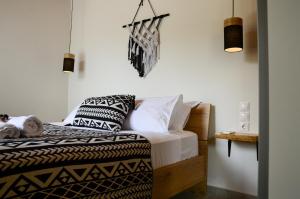 Ένα ή περισσότερα κρεβάτια σε δωμάτιο στο Deus Apartments_ Athens Airport
