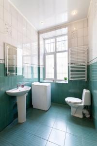 リヴィウにあるLEOGRAND Apartments Svobody 33の緑豊かなバスルーム(洗面台、トイレ付)