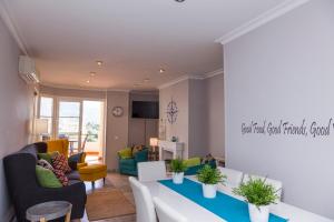 Część wypoczynkowa w obiekcie Señorío de Aloha Apartahotel