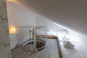una habitación con una escalera con una jaula dentro en Telera ❅ Personalidad y matices nórdicos ❀❀, en Sallent de Gállego