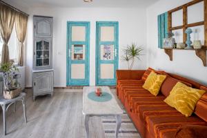 Una sala de estar con un sofá naranja y una mesa. en Casa Santa, en Sighişoara 38 fotos más